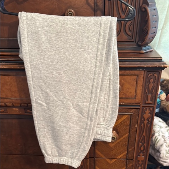NWT Aerie Gray Sweatpants with Tapered Leg Design - Picture 3 of 3